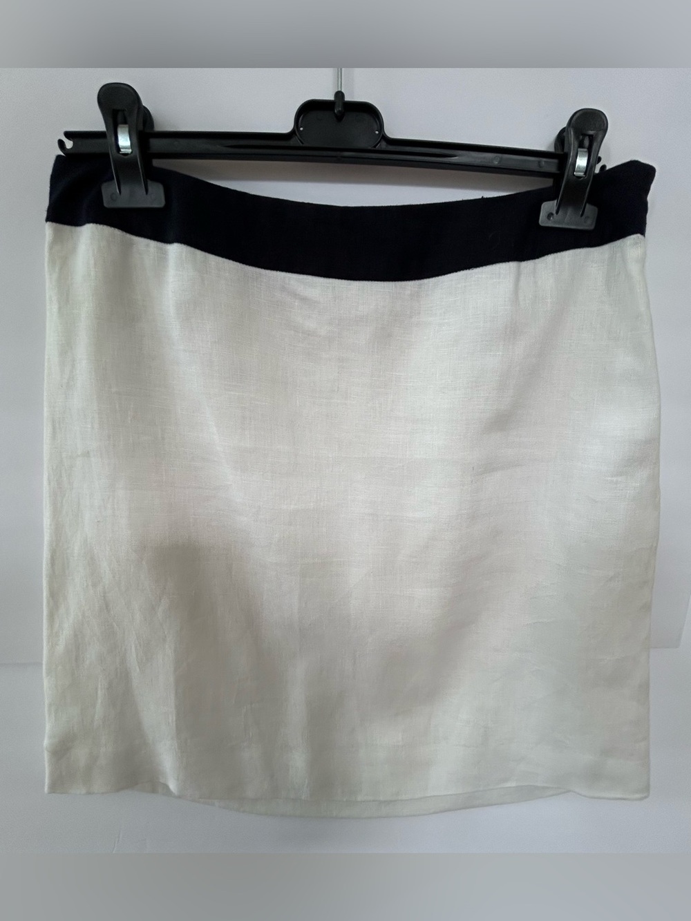 Isaac Mizrahi Linen White Mini Skirt with Navy Blue Waistband